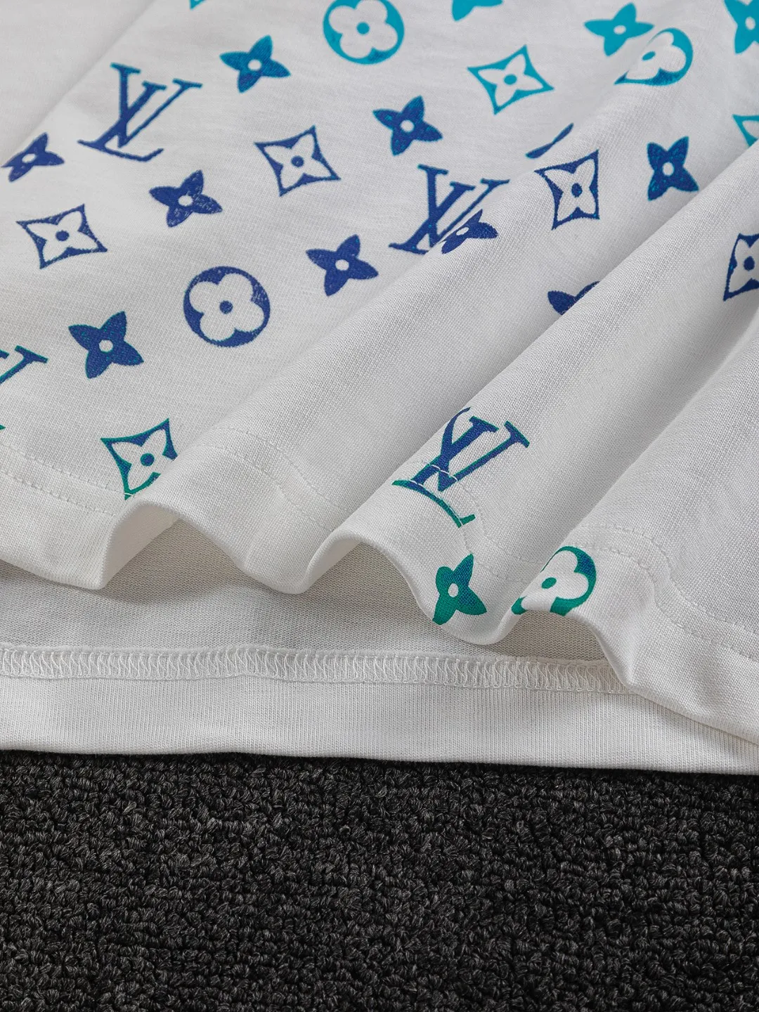🅿️210 Louis Vuitton 1V LV slightly wide version S-XL lv 26SS LV new product counter catwalk style heavy-duty letter embroidery stitching colorful print on the chest 🪡 embroidered logo is the same for men and women! Short-sleeves are not the same as the general public, but must be unique and eye-catching. This LV short-sleeves is all about quality, comfort, consistent style, fashion, including fabrics and cutting techniques, all of which have been made with great effort! 320 grams of washed pure cotton fabric, pure cotton is breathable, very refreshing and comfortable for daily wear. The rib knitting on the neckline is smooth and tight, and the neckline will not be skewed if you toss it at will. The loose version, you will find that it looks really good on the upper body. The overall is minimalist and neat, super versatile for daily use! Pair it casually with a pair of pants for a youthful look. A T-shirt will make your outfit crazy. It is a fashionable item that can never go wrong! Color: Black White Size: S-XL Size chart: S: Shoulder width 50-Bust 56-Length 70 M: Shoulder width 52-Bust 57-Length 72 L: Shoulder width 54-Bust 59-Length 74 XL: Shoulder width 56-Bust 62-Length 76
